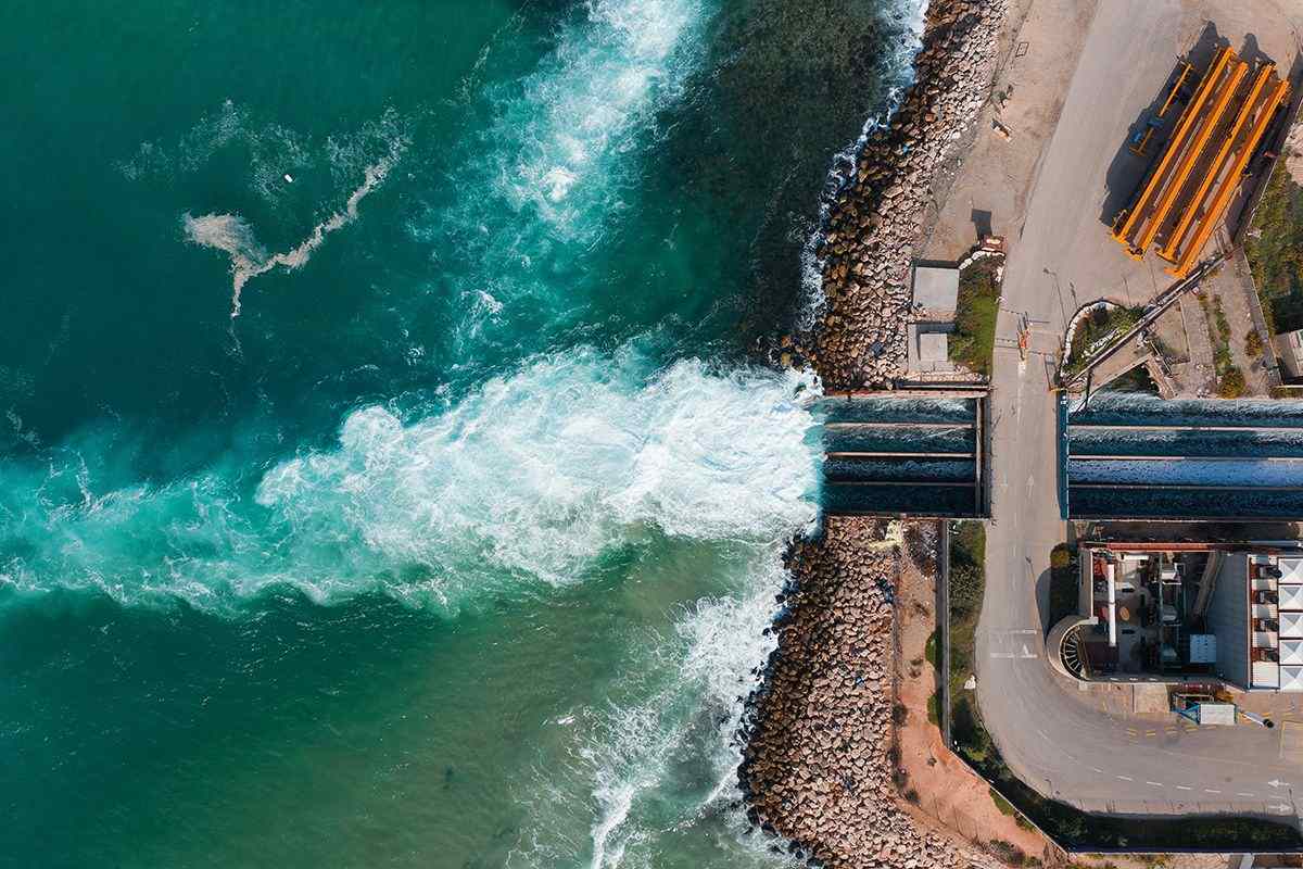 Desalination plants have potential to integrate electrochemical stripping of carbon dioxide from the water as a marine carbon dioxide removal approach. Credit: Luciano Santandfreu (Shutterstock)